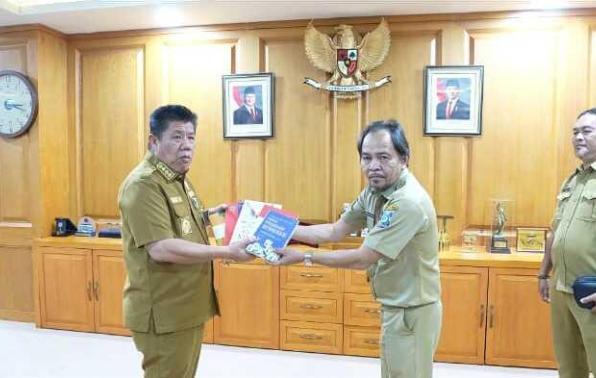 Penyerahan Hibah Buku Dari Gubernur Provinsi Kepulauan Bangka Belitung Kepada DKPUS Babel