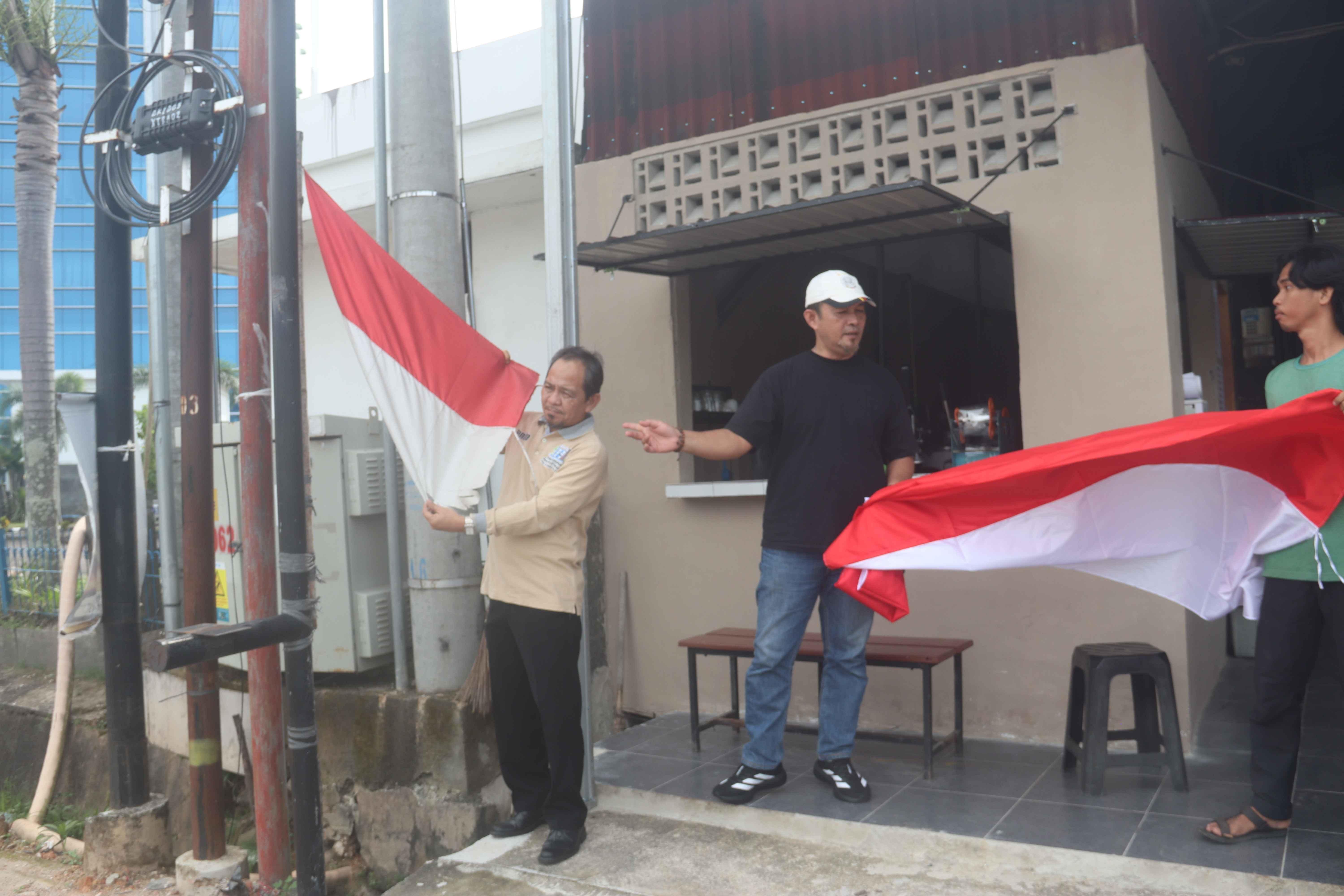 Sambut Hari Kemerdekaan RI ke-80, Plt. Kepala DKPUS Babel Laksanakan Pembagian Bendera Merah Putih Gratis Untuk Masyarakat