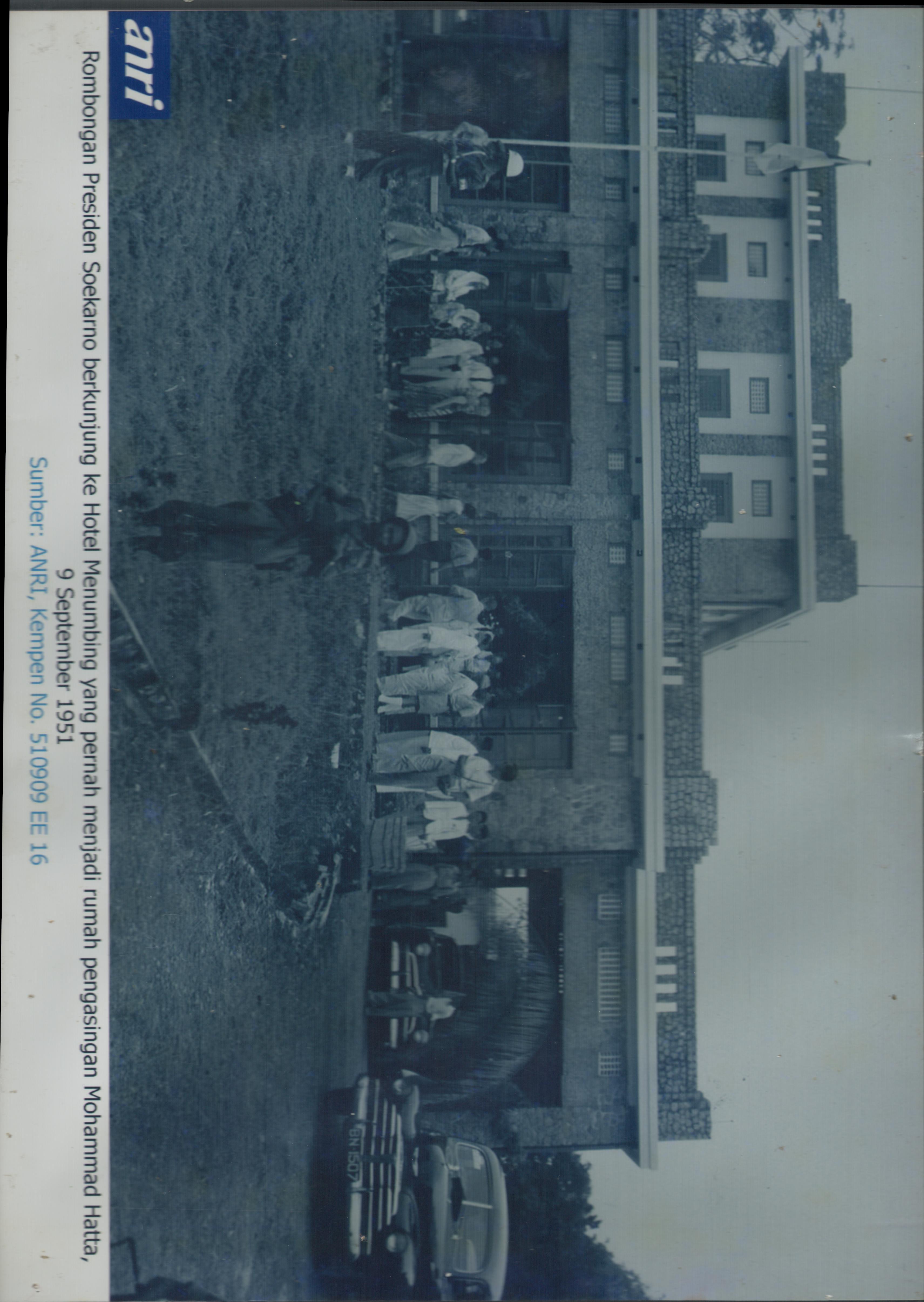 Rombongan Presiden Soekarno berkunjung ke Hotel Menumbing yang pernah menjadi rumah pengasingan Moehammad Hatta, 9 September 1951