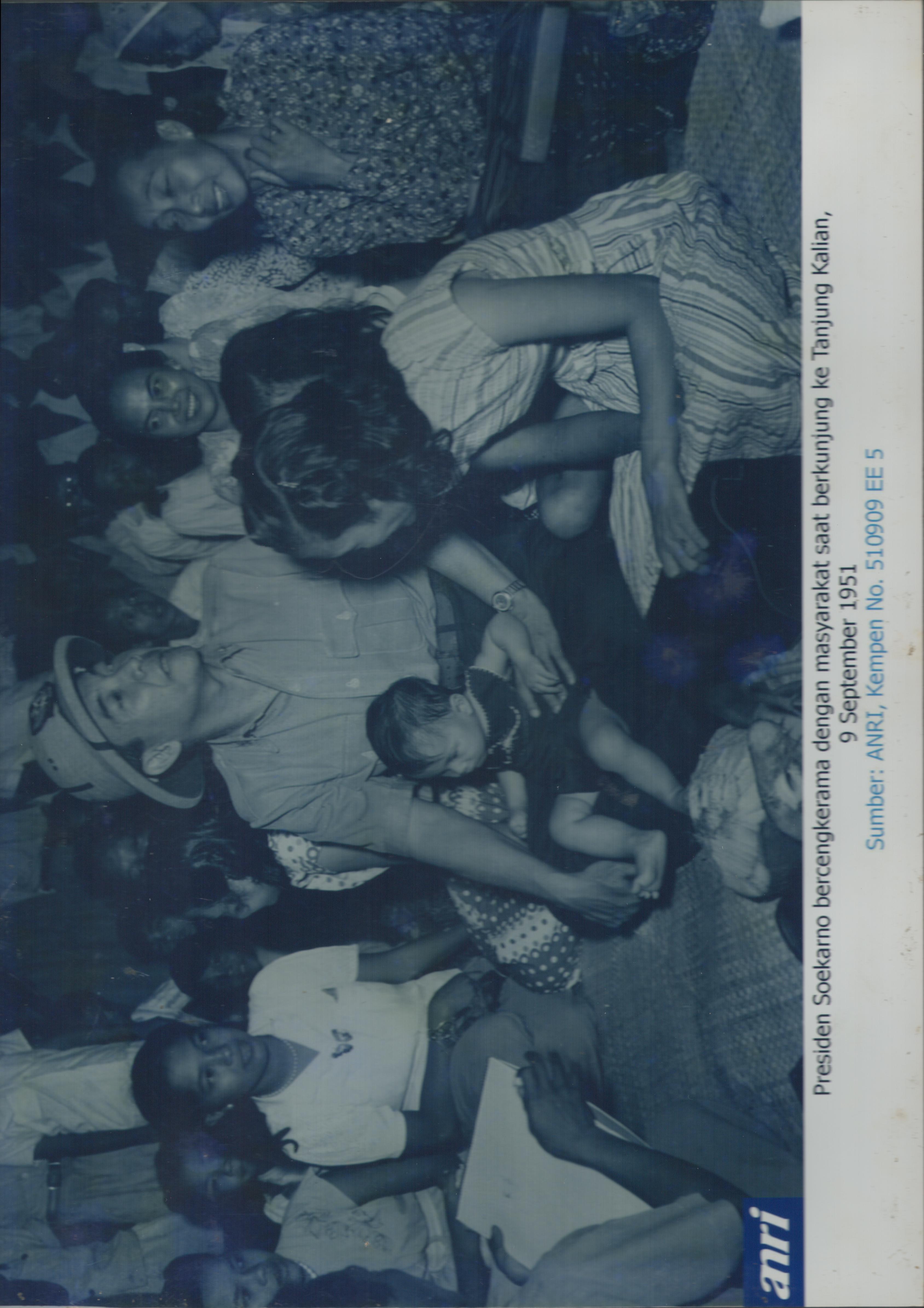 Presiden Soekarno bercengkerama dengan masyarakat saat kunjungannya ke Pantai Tanjung Kalian di Muntok, pada tanggal 9 September 1951