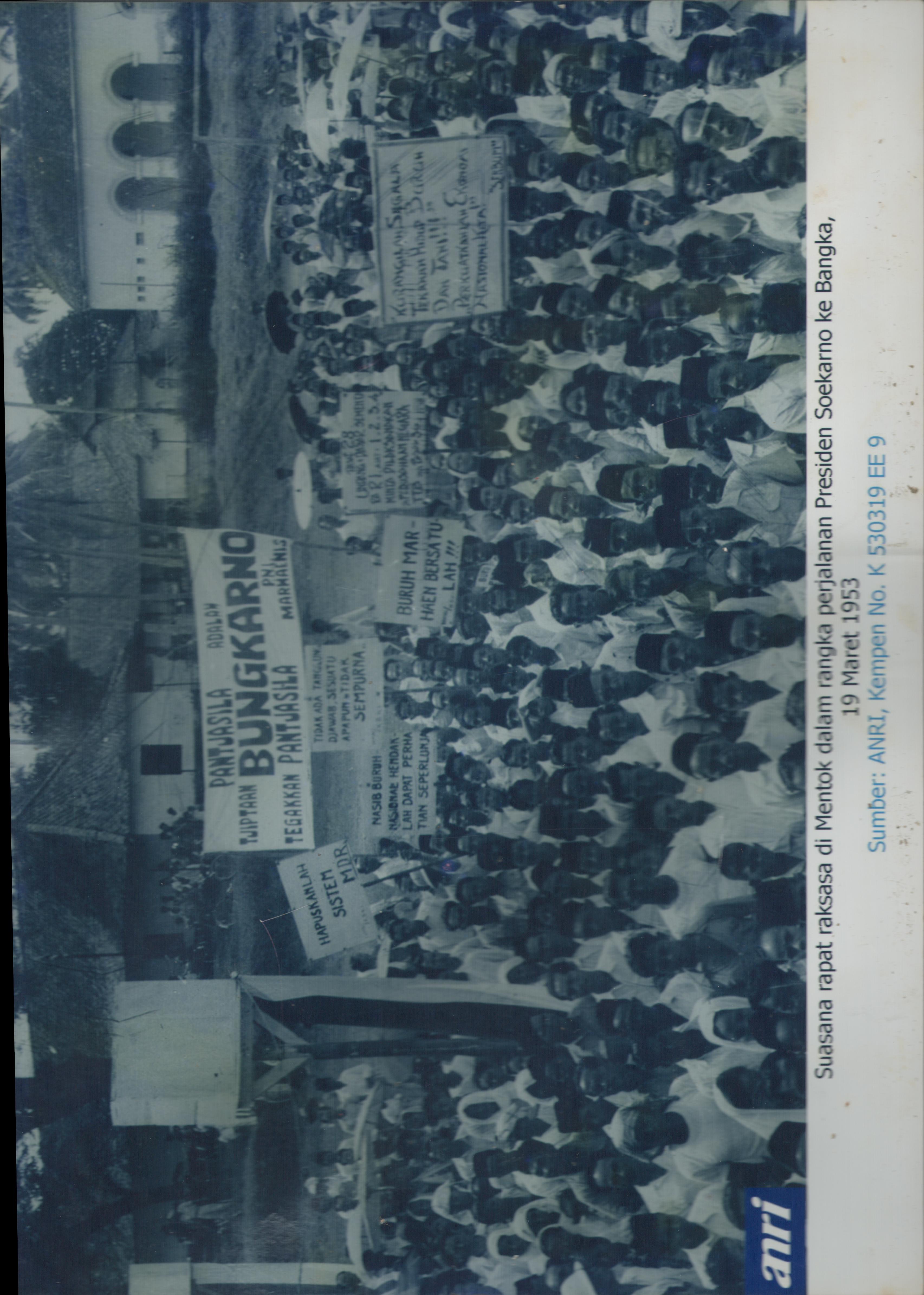Rapat Raksasa di Muntok pada saat kunjungan Presiden Soekarno dan rombongan ke Bangka, pada tanggal 19 Maret 1953