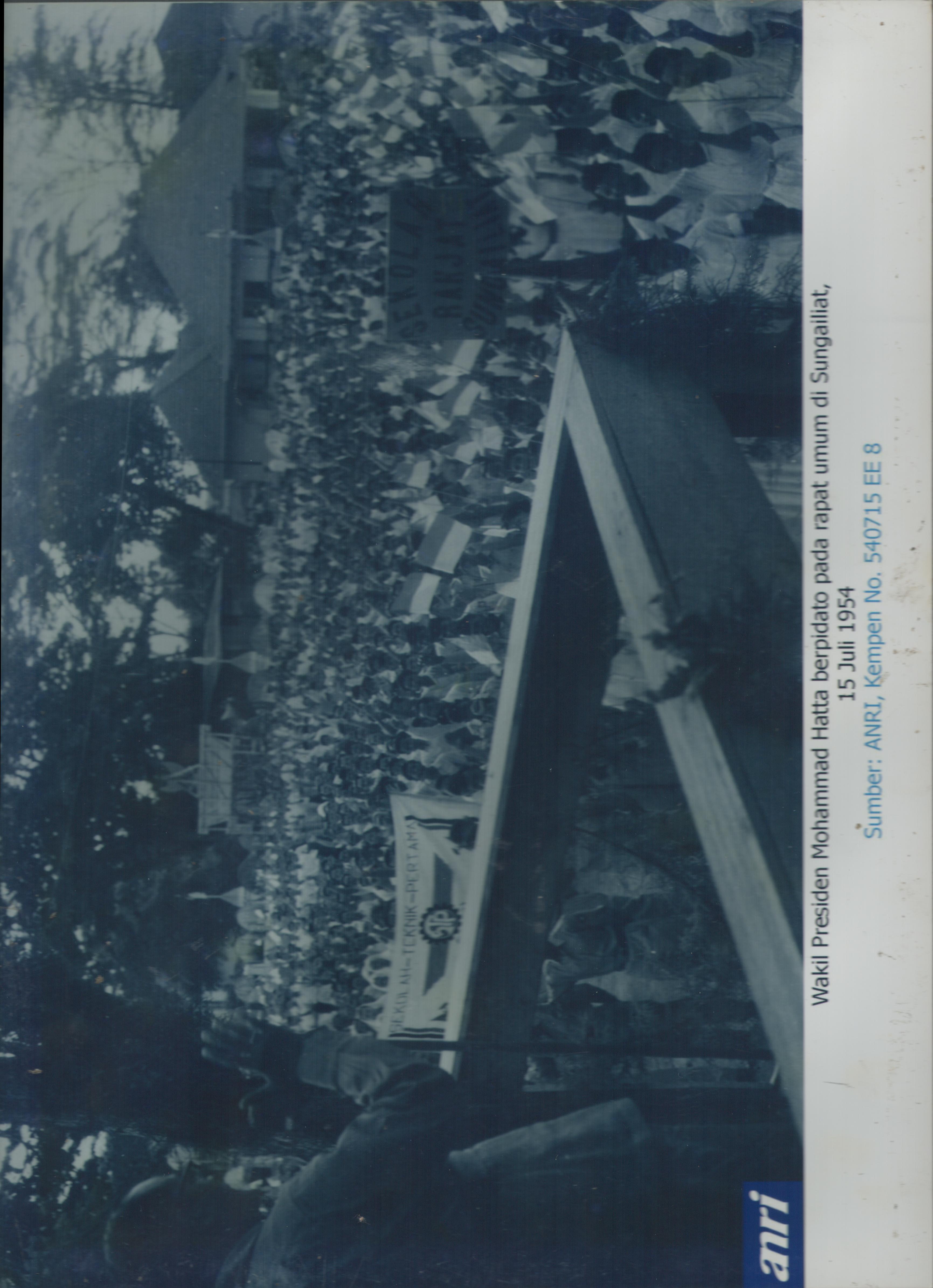 Wakil Presiden Mohammad Hatta berpidato pada Rapat Umum di Sungailiat, pada tanggal 15 Juli 1954