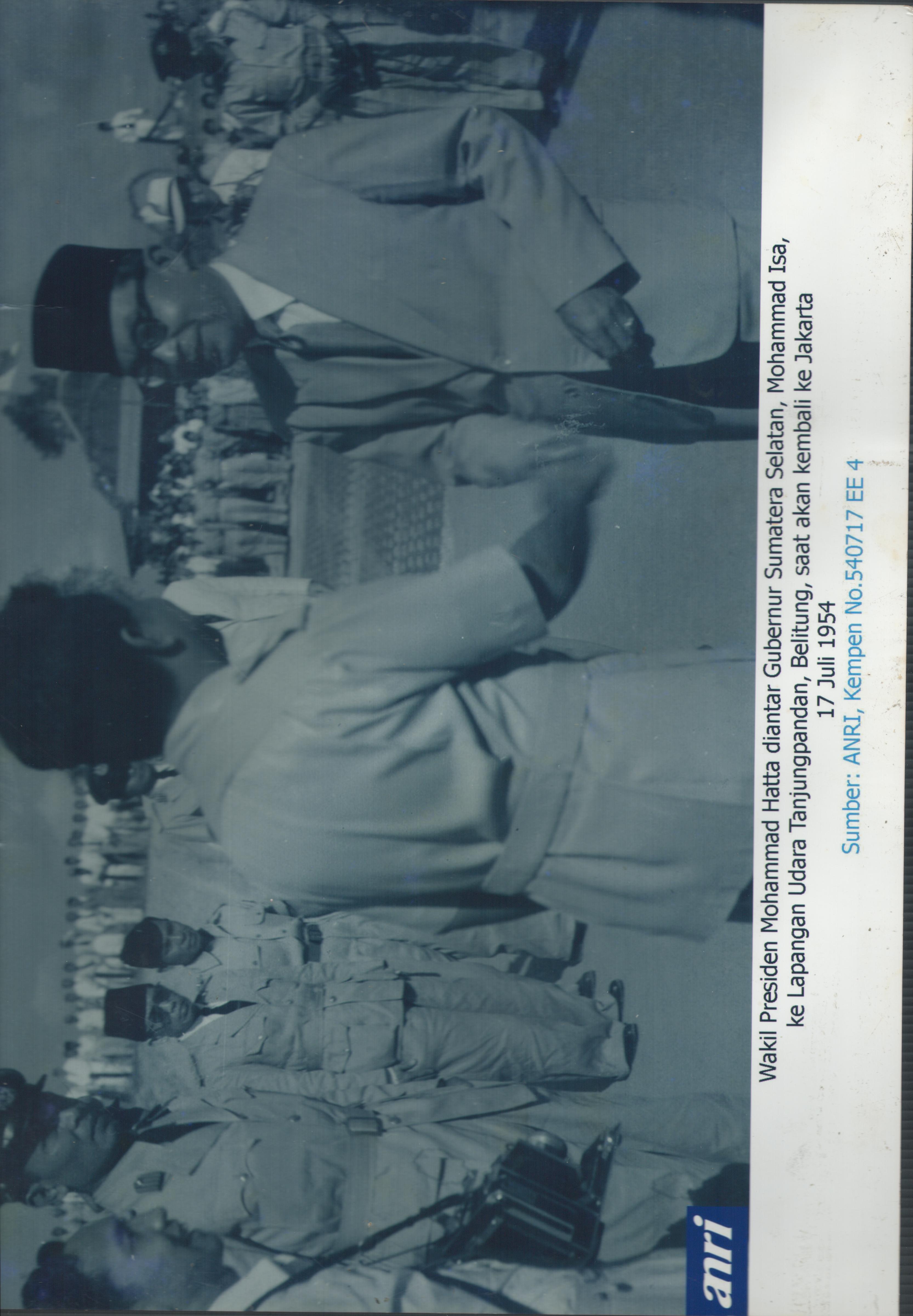 Wakil Presiden Mohammad Hatta diantar Gubernur Sumatera Selatan Mohammad Isa ke Lapangan Udara Tanjungpandan, Belitung setelah kunjungan kerja nya dan akan kembali ke Jakarta, pada tanggal 17 Juli 1954