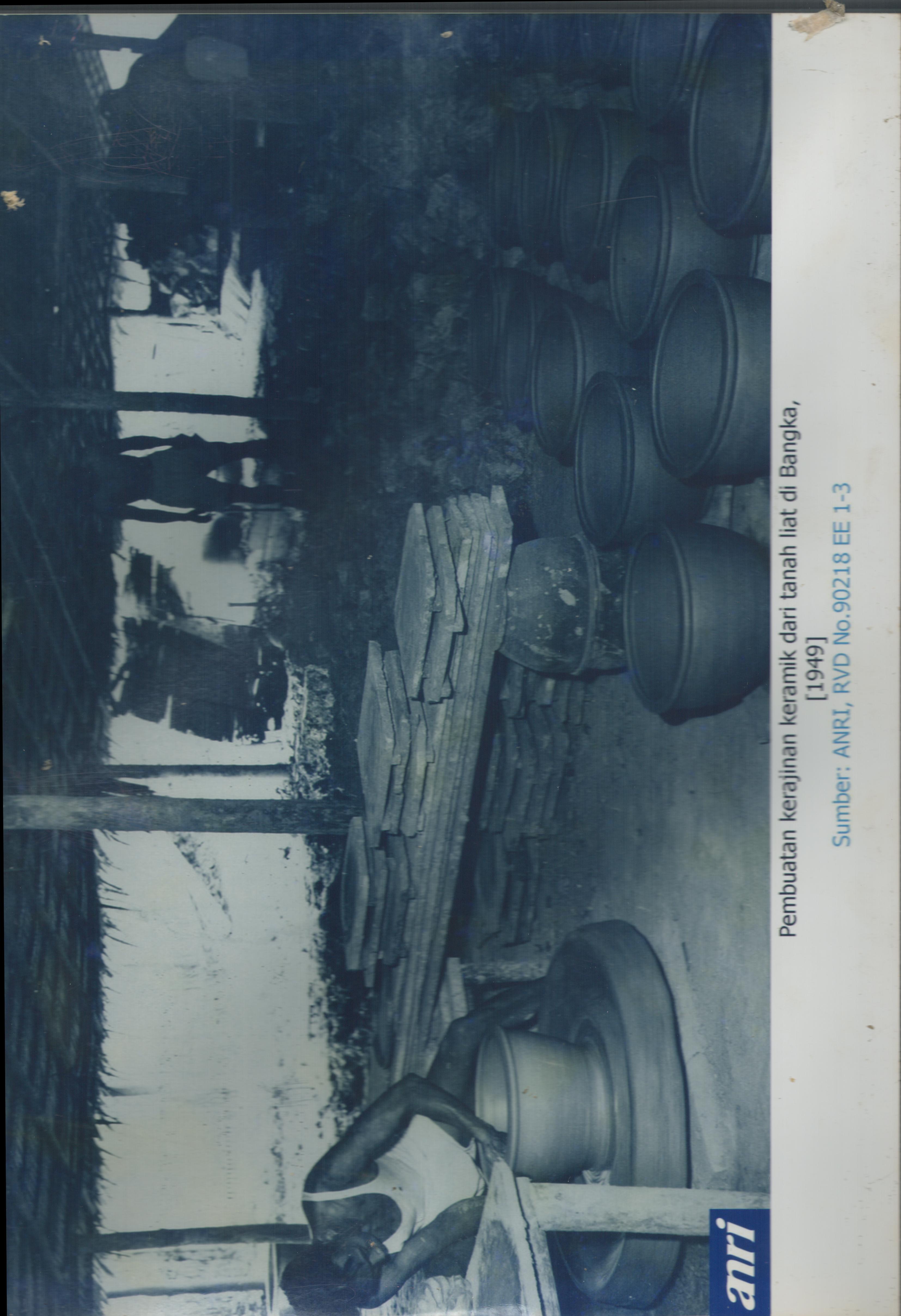 Pembuatan kerajinan keramik dari tanah liat di Bangka, tahun 1949