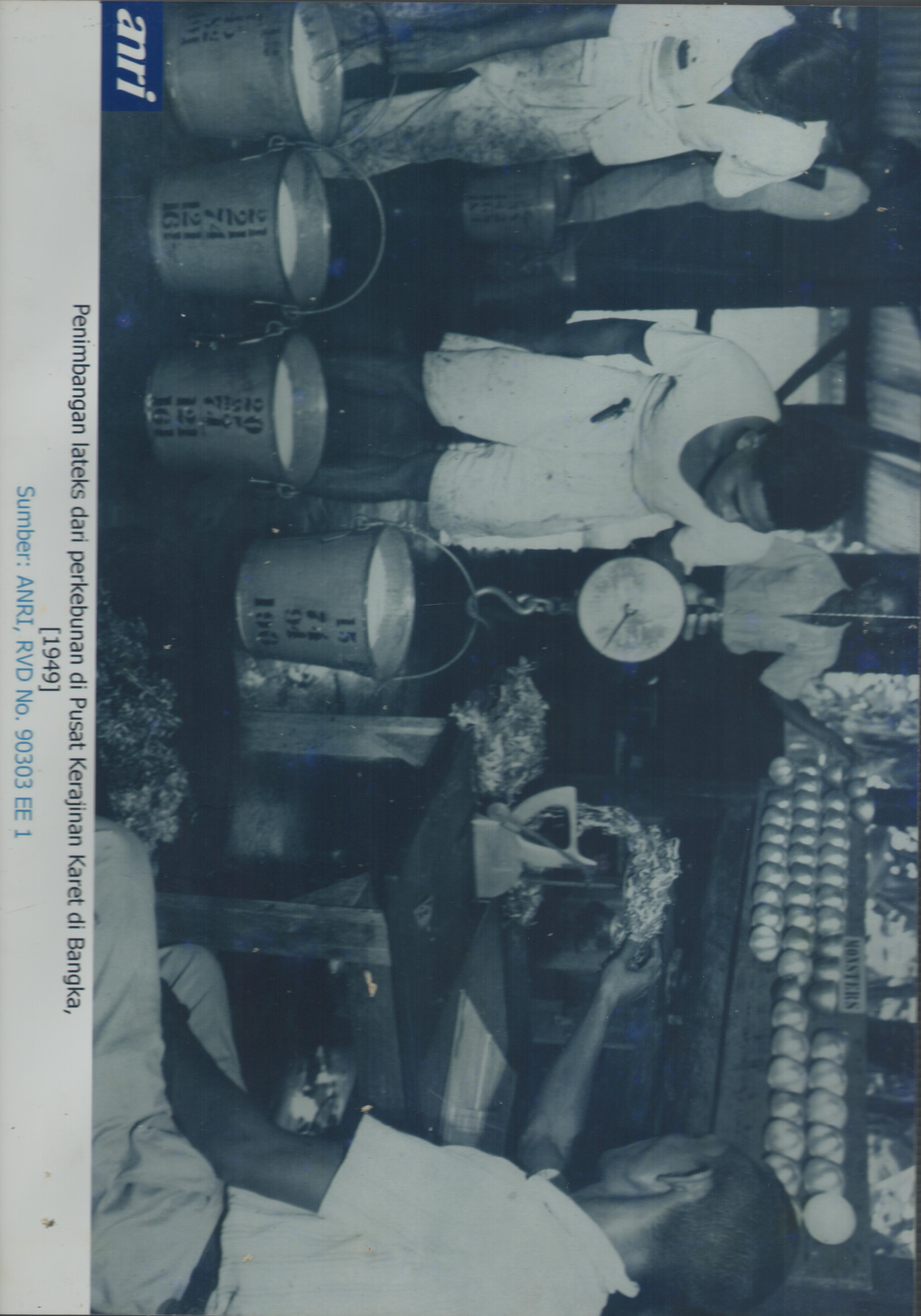 Penimbangan lateks dari perkebunan di pusat perkebunan karet di Bangka, tahun 1949