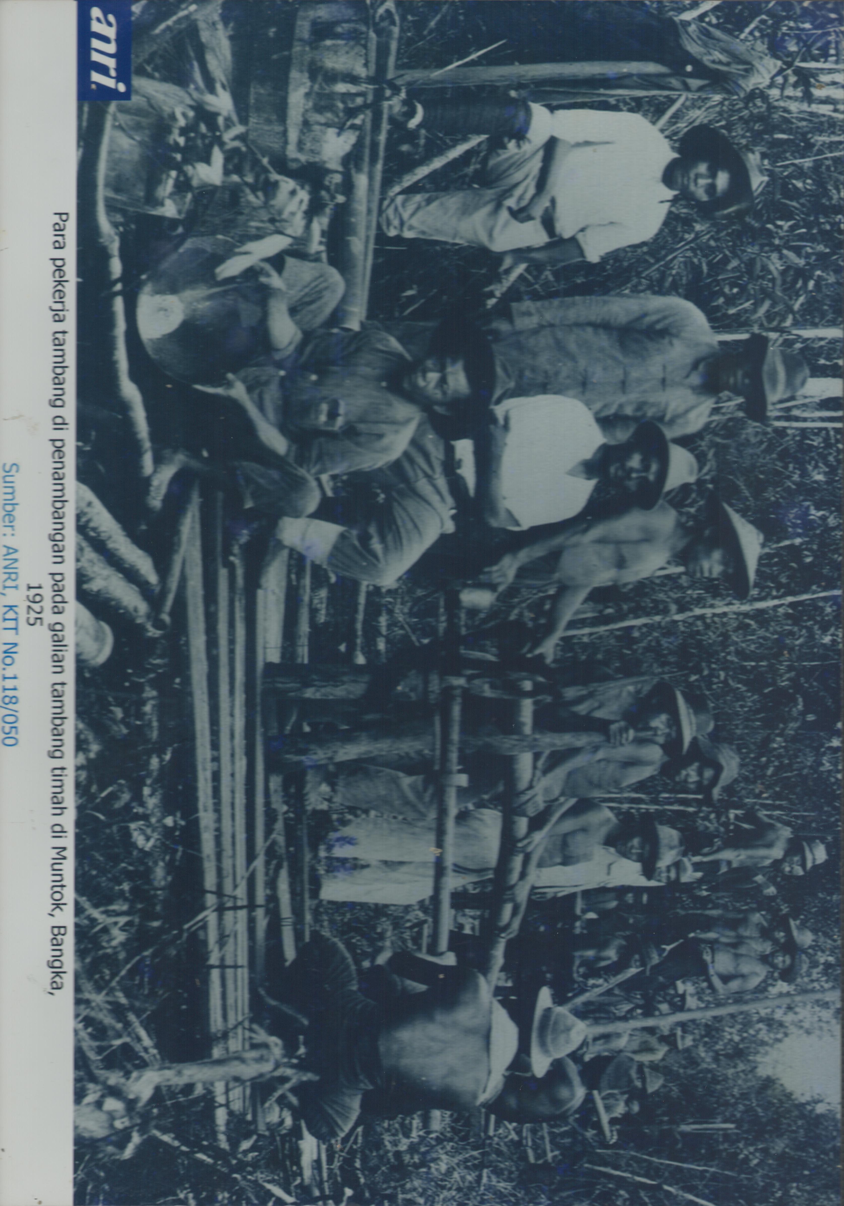 Para pekerja tambang di penambangan pada galian tambang timah di Muntok, Bangka, tahun 1925