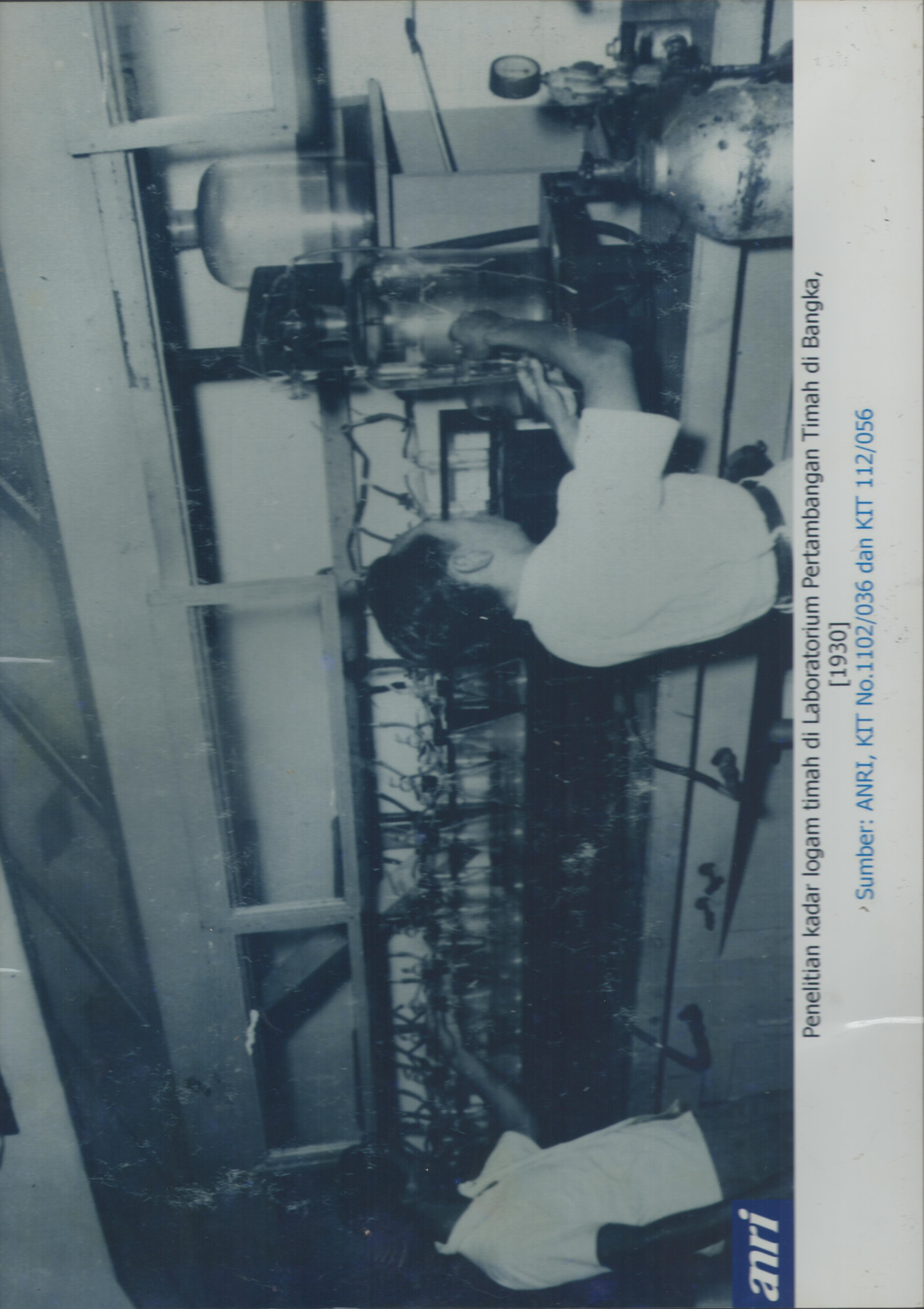 Para pekerja sedang melakukan penelitian kadar logam timah di laboratorium penambangan timah di Bangka, tahun 1930