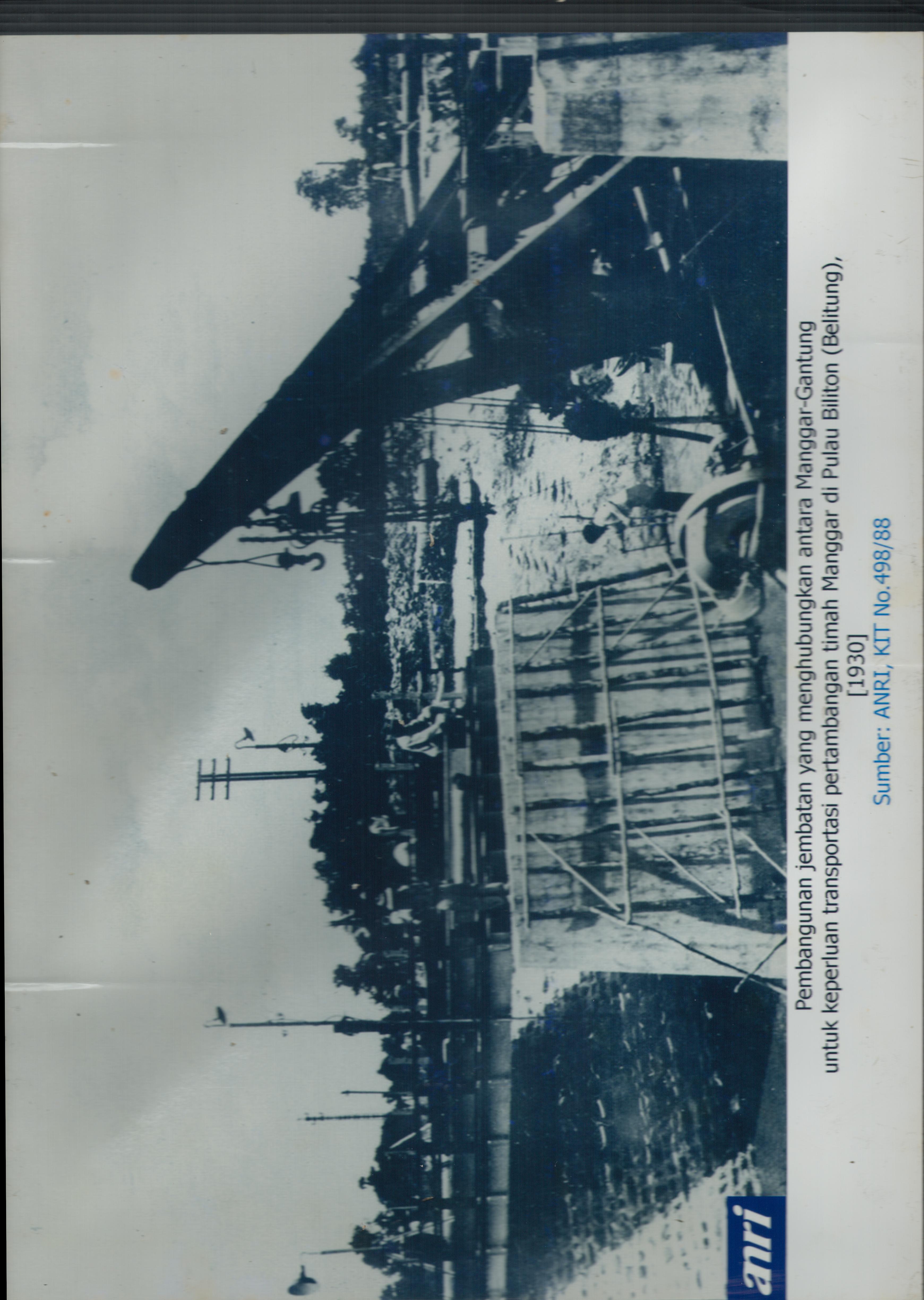 Pembangunan jembatan yang menghubungkan antara Manggar-Gantung untuk keperluan transportasi pertambangan timah Manggar di Pulau Biliton, tahun 1930