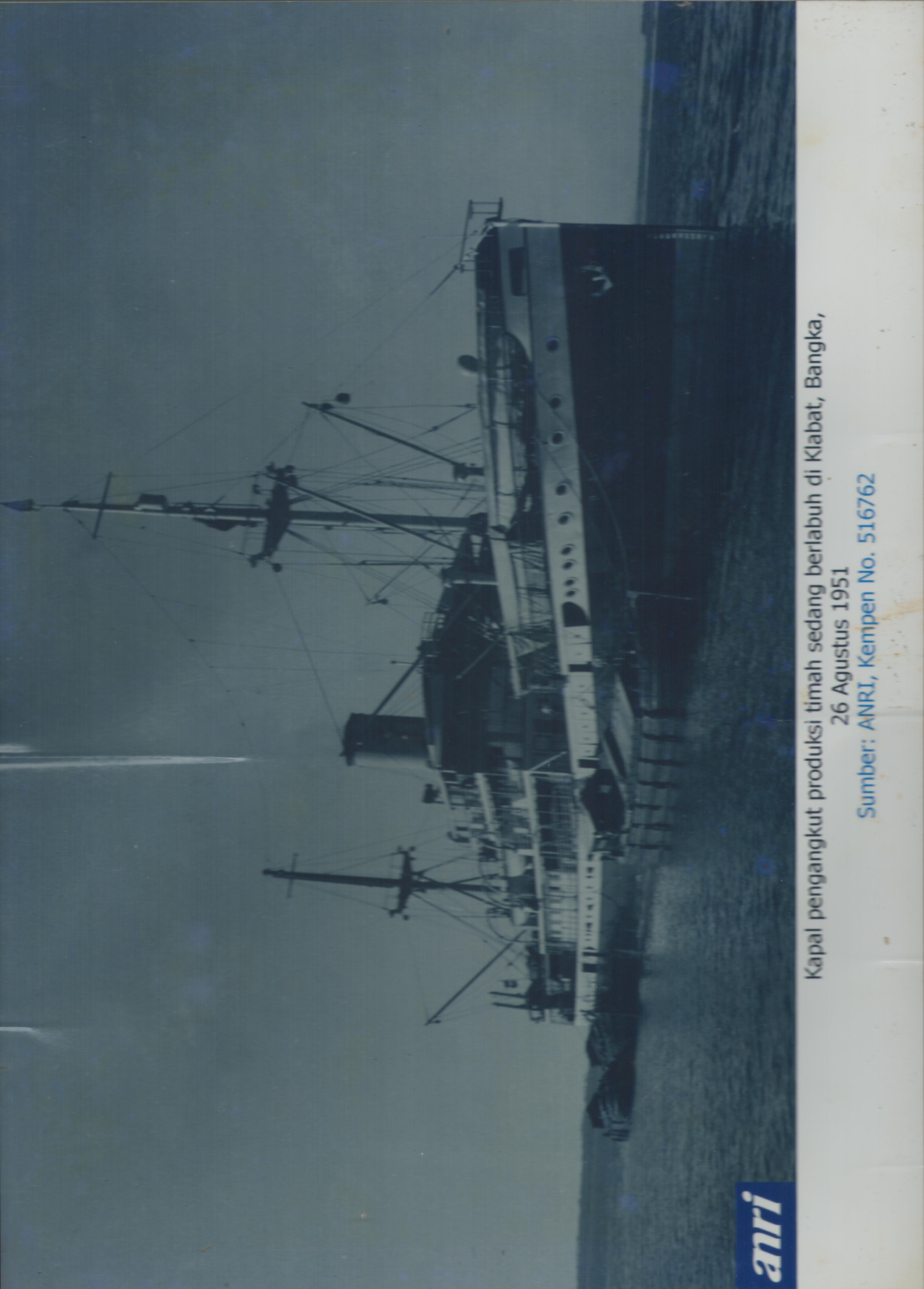 Kapal pengangkut produksi timah sedang berlabuh di Klabat, Bangka, tahun 1951