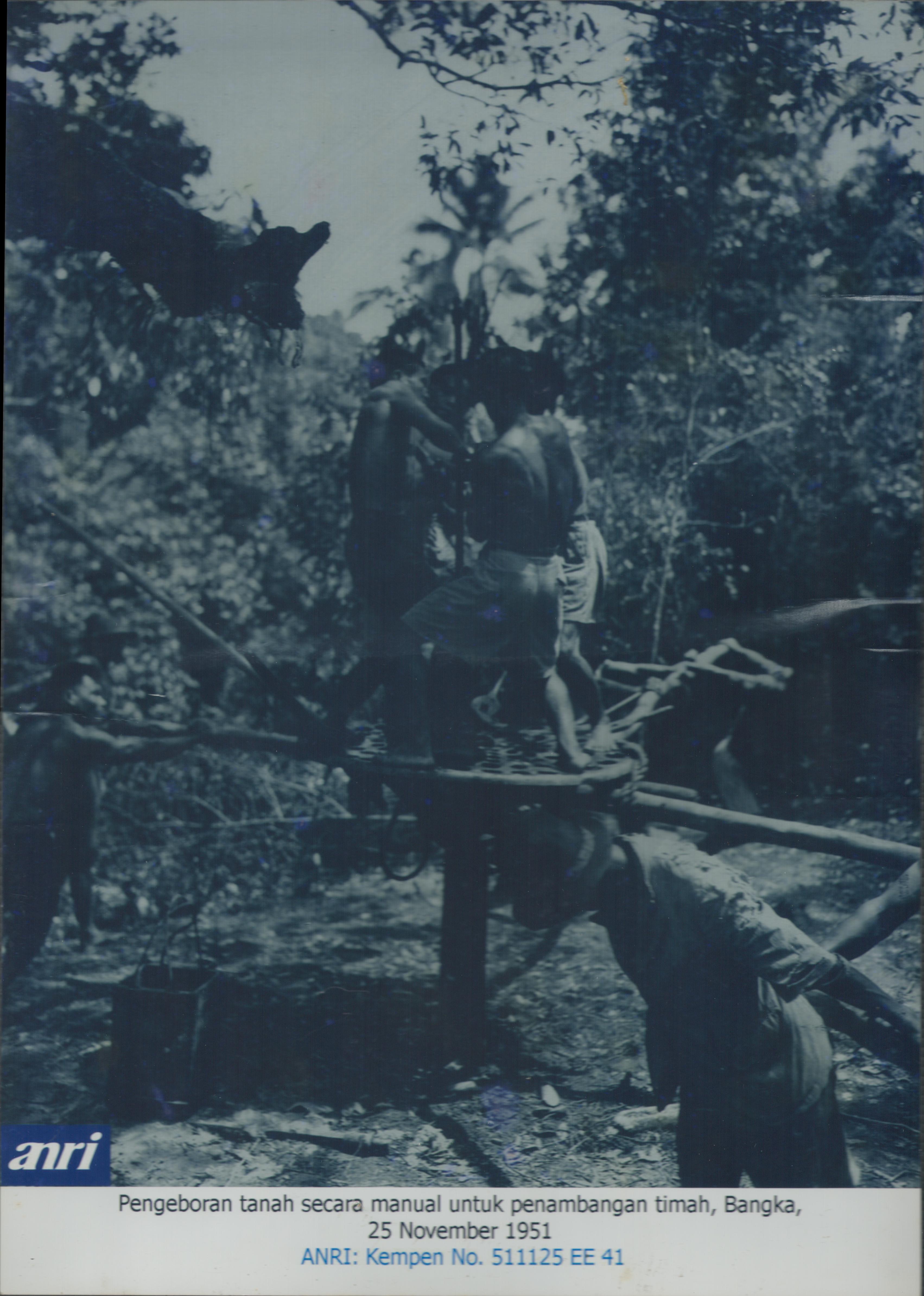 Pengeboran secara manual untuk penambangan timah, Bangka, Tahun 1951