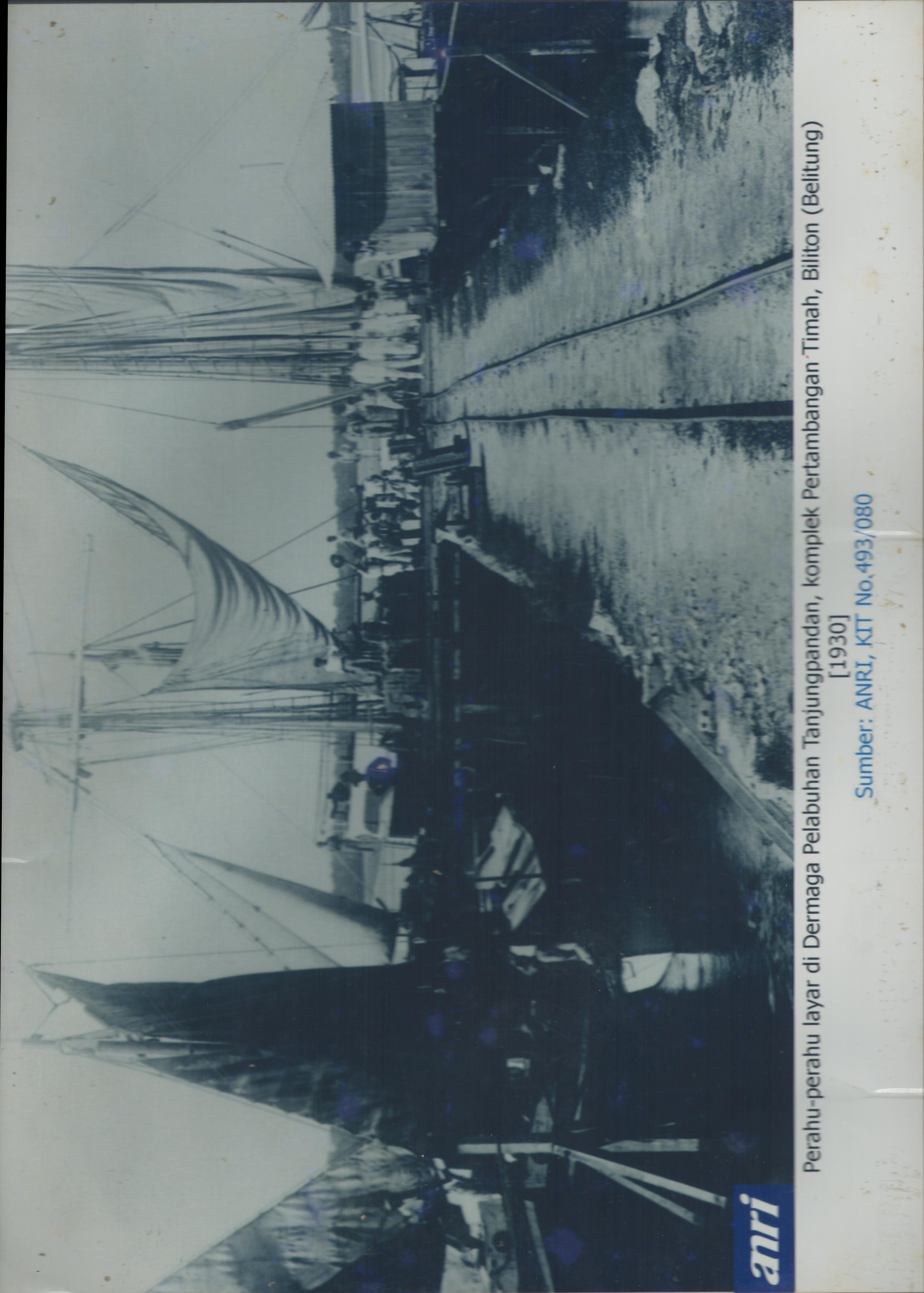 Perahu layar di dermaga pelabuhan Tanjungpandan, komplek pertambangan timah, Biliton (belitung), Tahun 1930