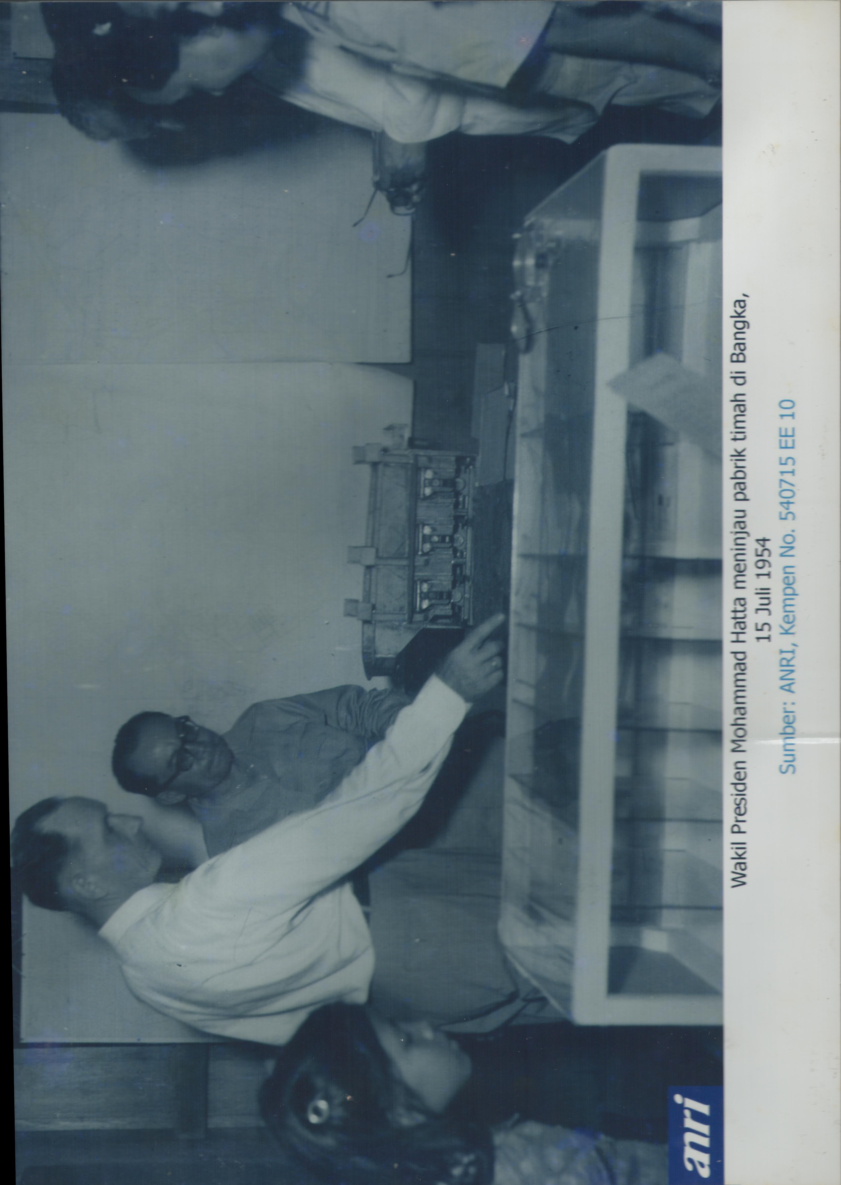 Wakil Presiden Mohammad Hatta meninjau pabrik timah di Bangka, 1954