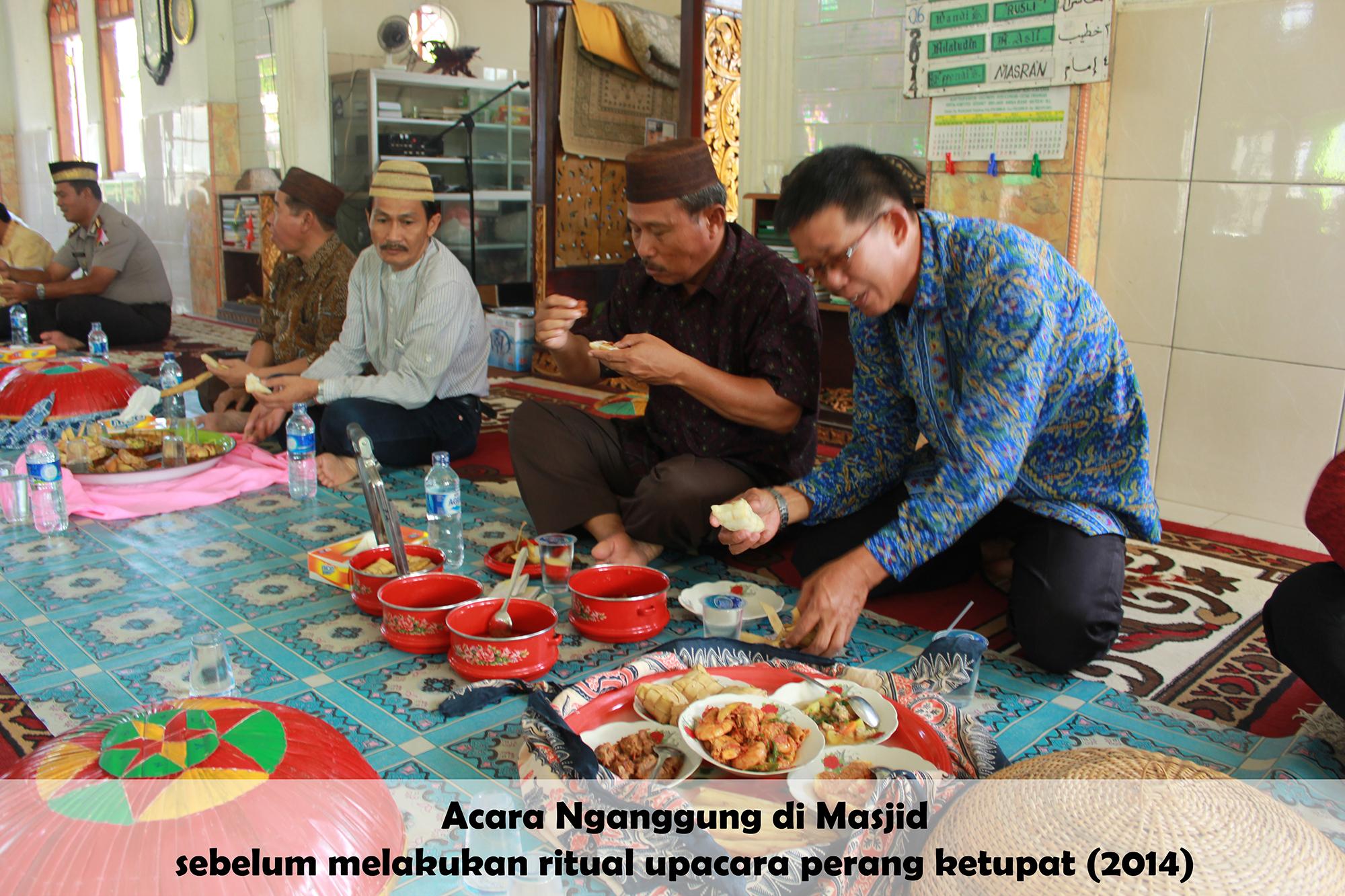TRADISI PERANG KETUPAT DI DESA TEMPILANG, BANGKA BARAT, TAHUN 2014