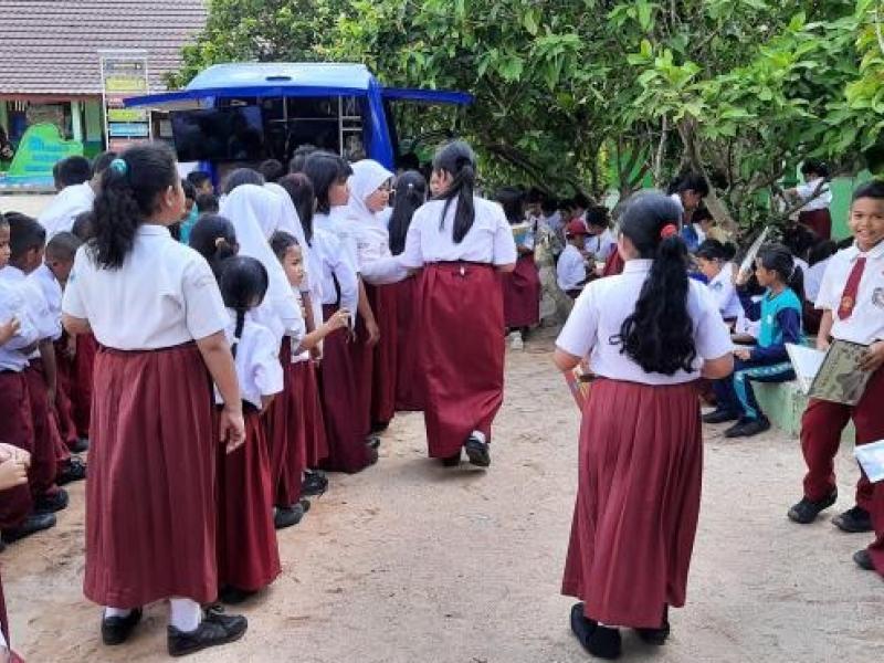 THE OPERATION OF MOBILE LIBRARY OF ARCHIVES AND LIBRARY AGENCY OF BANGKA BELITUNG PROVINCE AT STATE ELEMENTARY SCHOOL  1 AIR GEGAS, AIR BARA, SOUTH BANGKA REGENCY