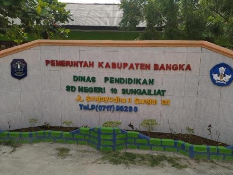 THE OPERATION OF MOBILE LIBRARY AT STATE ELEMENTARY SCHOOL 10 SUNGAILIAT, BANGKA REGENCY