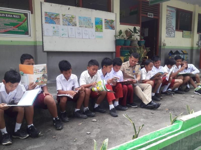 THE OPERATION OF MOBILE LIBRARY AT STATE ELEMENTARY  SCHOOL 1 SUNGAI SELAN, CENTRAL BANGKA REGENCY