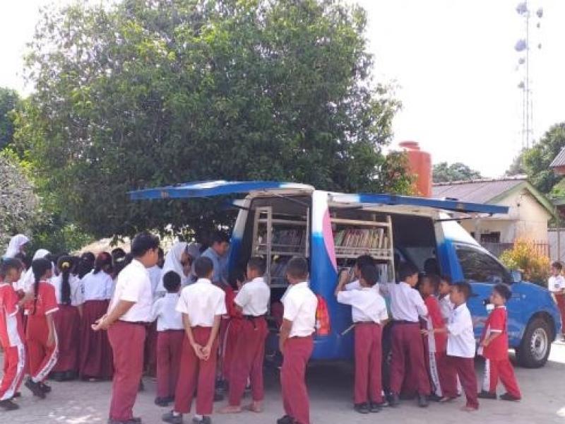 THE OPERATION OF MOBILE LIBRARY OF ARCHIVES AND LIBRARY AGENCY OF BANGKA BELITUNG PROVINCE AT STATE ELEMENTARY SCHOOL  1 KELAPA, WEST BANGKA REGENCY