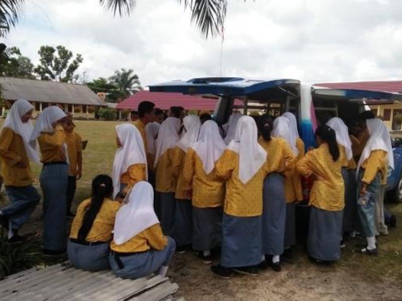 THE OPERATION OF MOBILE LIBRARY AT STATE SENIOR HIGH SCHOOL  1 SUNGAI SELAN, BANGKA REGENCY