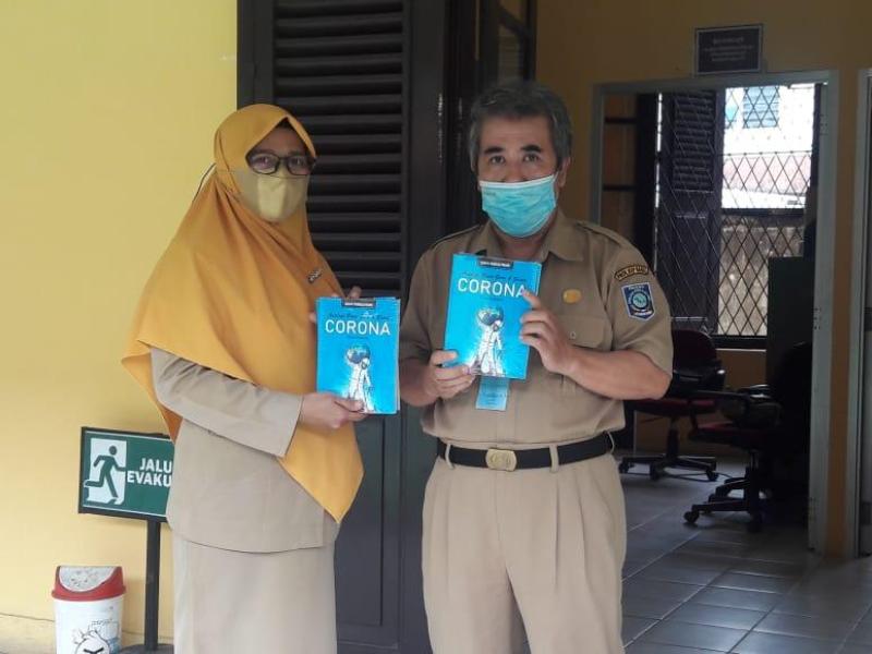 Waka SMAN 4 Pangkalpinang Serahkan Buku Corona Ke DKPUS Babel