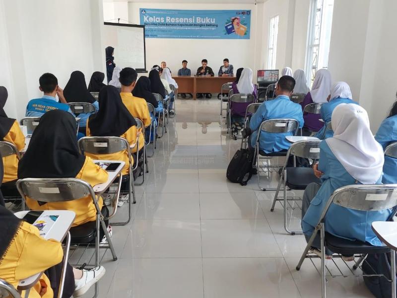 Kepala DKPUS Rakhmadi Apresiasi Kelas Resensi Buku Bersama Duta Bahasa di GLP Babel