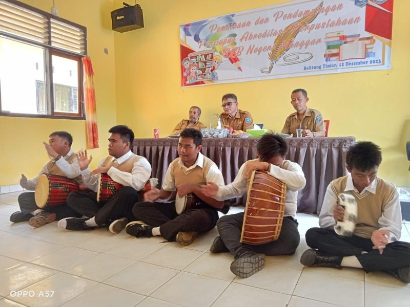 Suguhan Musik Melayu Siswa SLB Manggar Sambut Kedatangan Kepala DKPUS Babel