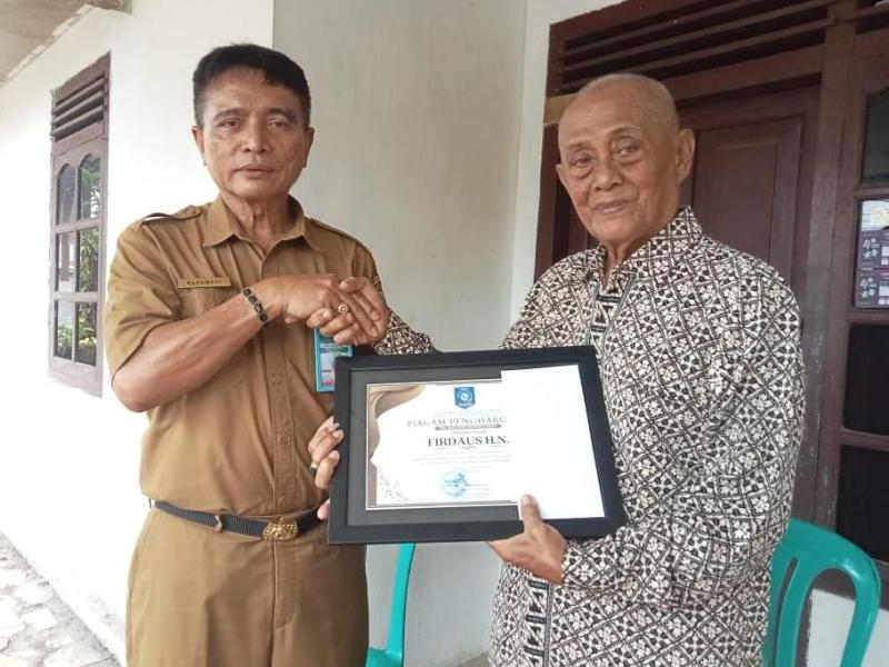 Kepala DKPUS Babel Berikan Tali Asih ke Tokoh Presidium Pemekaran Wilayah Beltim