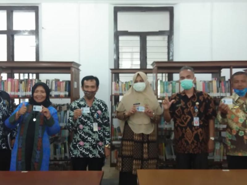 Pulang dari DKPUS Babel, Lima Kepala Sekolah “Dibekali” Kartu Perpusprov dan Buku