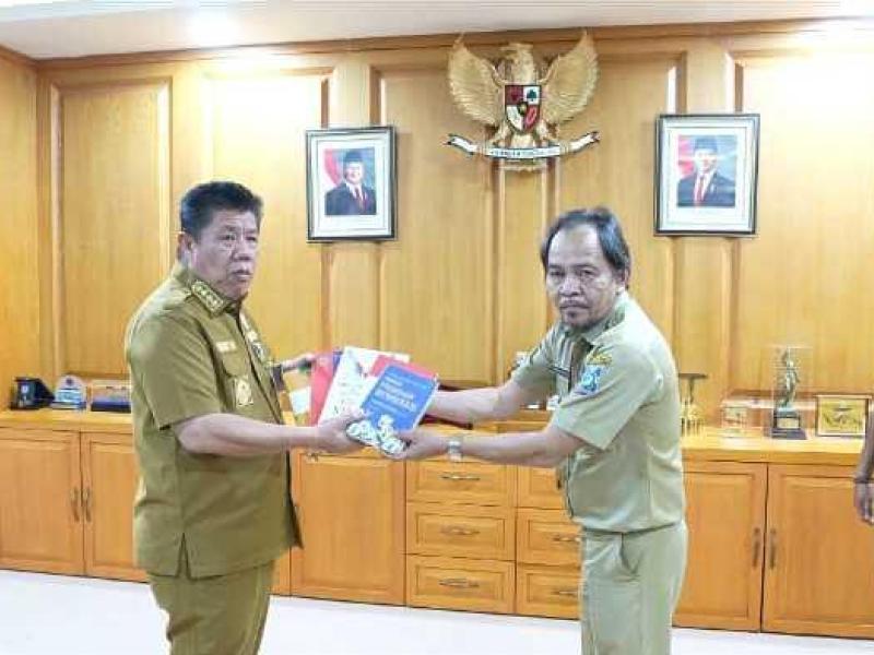 Penyerahan Hibah Buku Dari Gubernur Provinsi Kepulauan Bangka Belitung Kepada DKPUS Babel