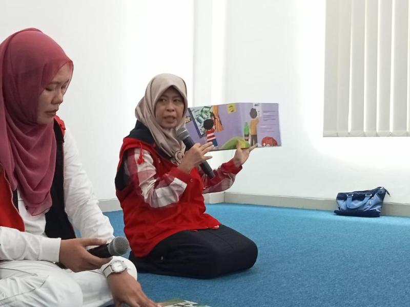 Puluhan Orang Tua Siswa TK Dilatih Cara Membacakan Buku bagi Anak
