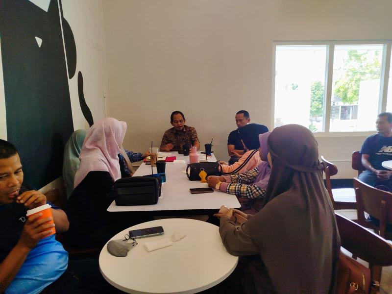 Plt Kepala DKPUS dengan Bidang Perpustakaan Membahas Tentang Rapat Persiapan Kegiatan Kolaborasi Antara Forum TBM