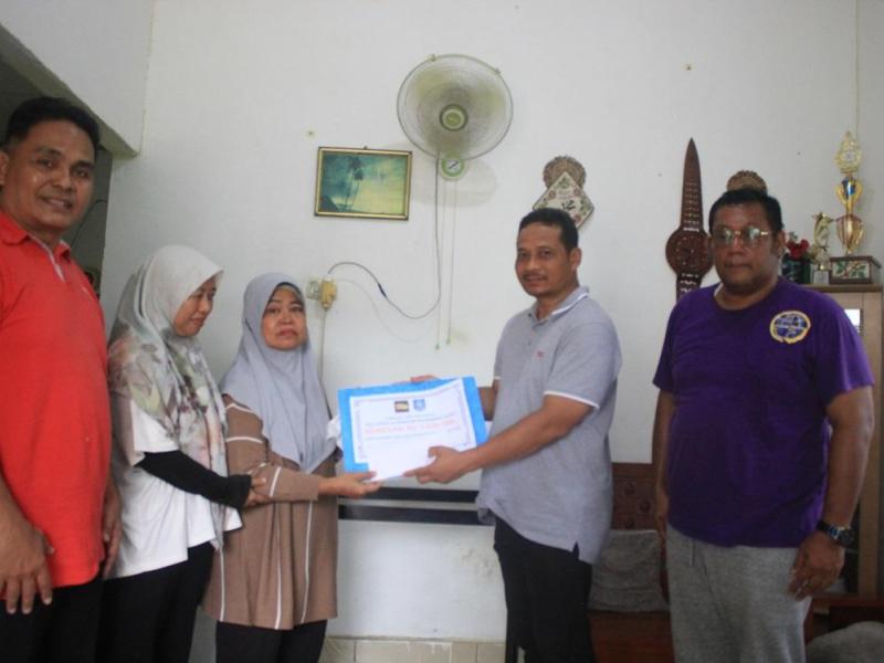 Pj Sekda Babel Serahkan Bantuan Uang Tunai dan Paket Sembako dari ASN Peduli ke Istri Alm Nazli