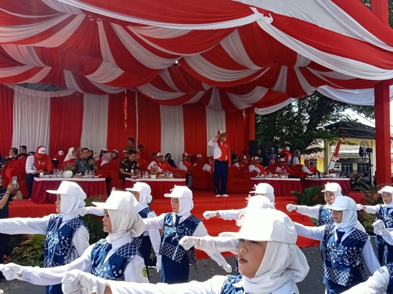 Kepala DKPUS Babel Bahagia Terima Penghormatan dari Peserta Pawai PBB HUT RI