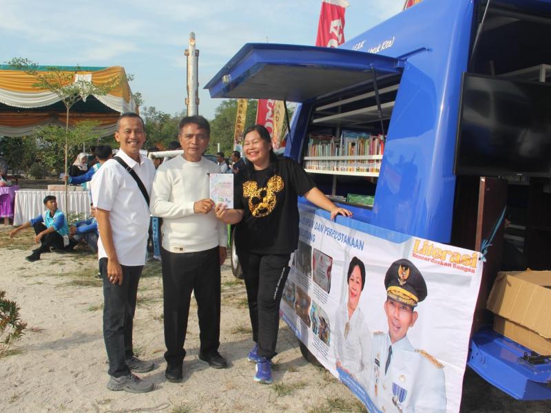 Dukung ‘Gule kabung’, Perpustakaan Keliling Pemprov Babel Hadir di Desa Badau Belitung  