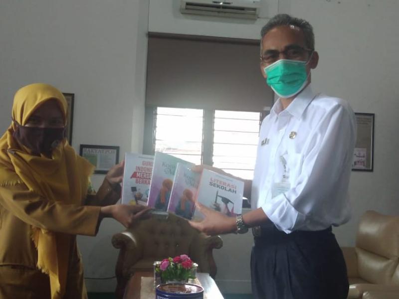 Kadis DKPUS Terima Sumbangan Buku dari Guru MAN Pangkalpinang