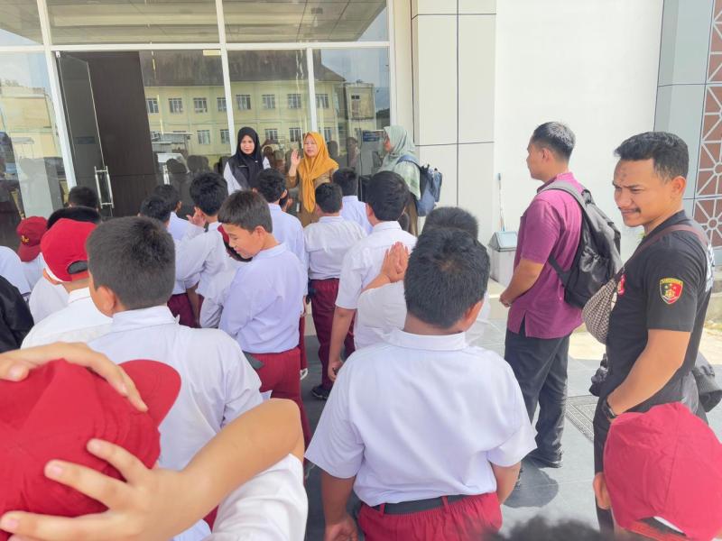 Plt Kabid Jelaskan Seputar Perpusprov Pada Siswa SD Adh Dhuha