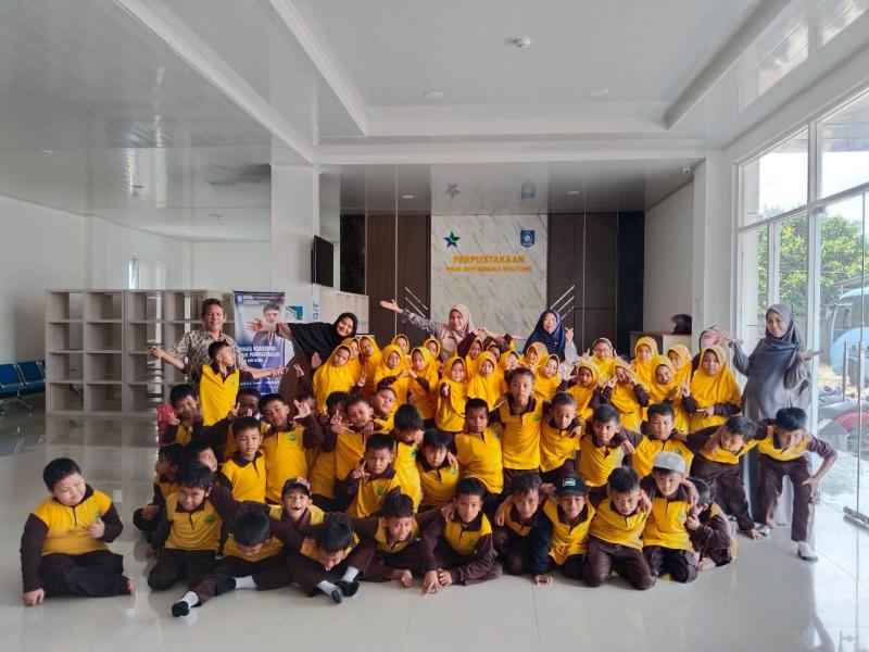 Puluhan Siswa SD IT Qurani Adh-Dhuha Pangkalpinang Belajar di Perpusprov Babel 