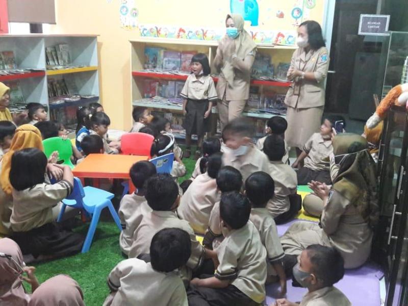 Puluhan Anak TK Pembina Taman Sari Belajar Cinta Buku di Perpusprov Babel