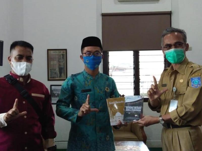 Terima Dua Buku dari SMA Muhammadiyah Toboali, Asyraf Berharap jadi Contoh