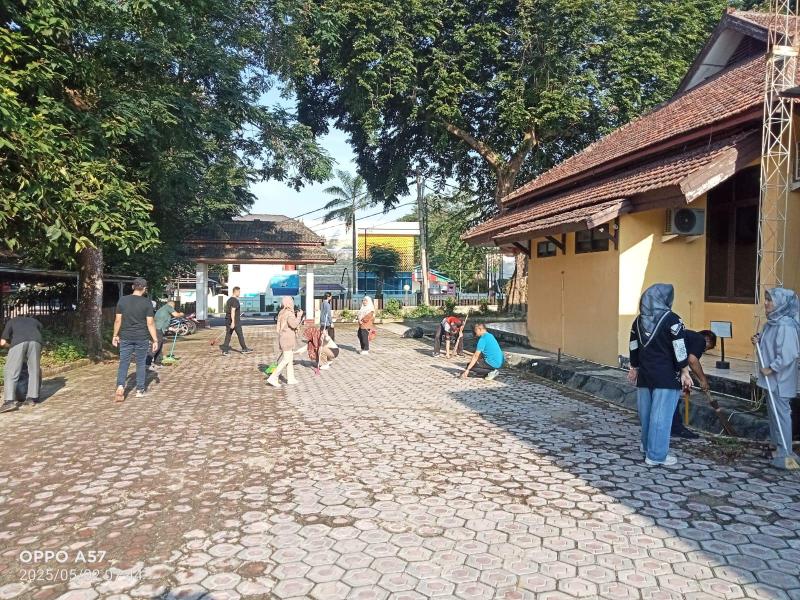Pegawai DKPUS Babel Bersihkan Pekarangan Kantor