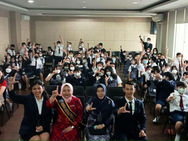Sri Rahayu Naziarto Kenalkan Literasi kepada Siswa dan Ortu SDH