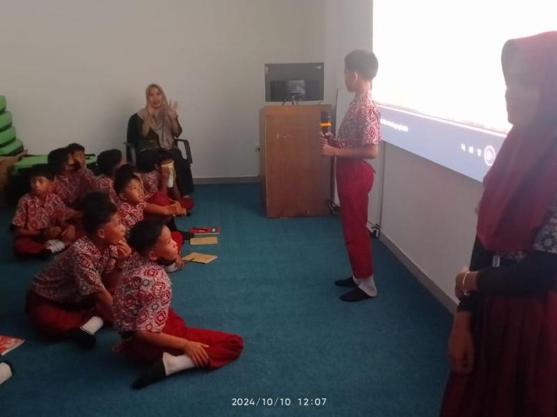 Guru SDN 17 Pangkalpinang Ajak Peserta Didiknya “Penyegaran” di Studio Mini Perpusprov Babel 