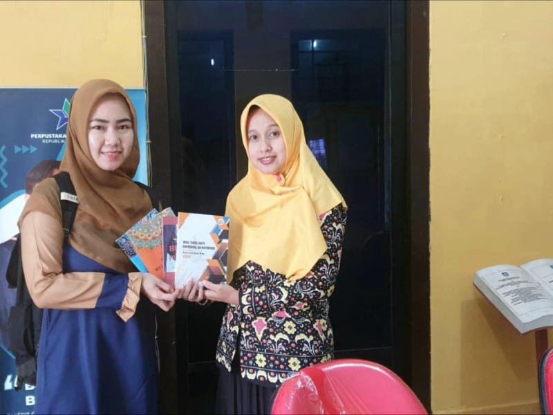 Dosen IAIN SAS Babel Serahkan Buku ke Perpustakaan Provinsi 