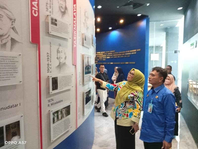 Kepala DKPUS Babel Bersama Tim Tinjau Panggung Inohong Dispusipda Jawa Barat