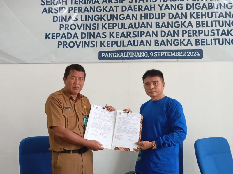 Kepala DKPUS Babel Terima Arsip Penggabungan PD DLHK Babel