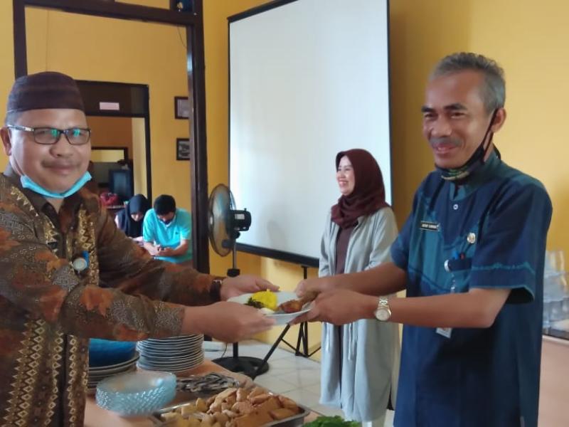 Kadis Bersama Pegawai DKPUS Babel Lepas Purna Tugas Mulyadi dan Suryati