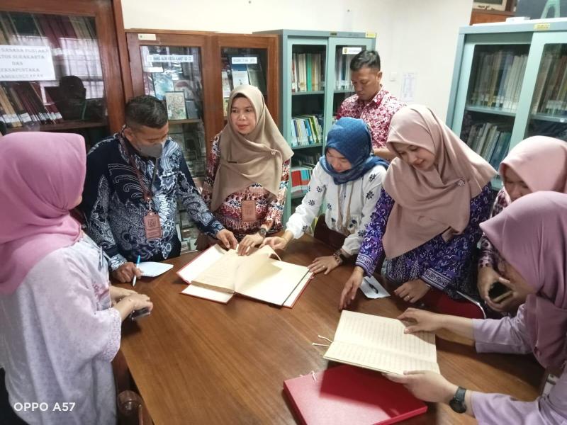 Tim Pustakawan DKPUS Babel Diajari Cara Buat Kotak Anti Asam Naskah Kuno  