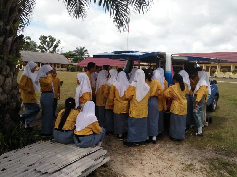 Pelaksanaan Kegiatan Perpustakaan Keliling di SMA Negeri 1 Sungai Selan, Kabupaten Bangka Tengah