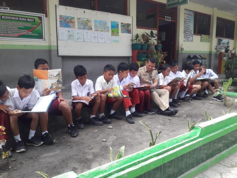 Pelaksanaan Kegiatan Perpustakaan Keliling di SD Negeri 1 Sungai Selan, Kabupaten Bangka Tengah