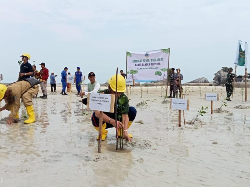 Wakili Pj Gubernur Babel, Kepala DKPUS Rakhmadi Pimpin Penanaman Serentak SEMARAK di Pantai Penganak 