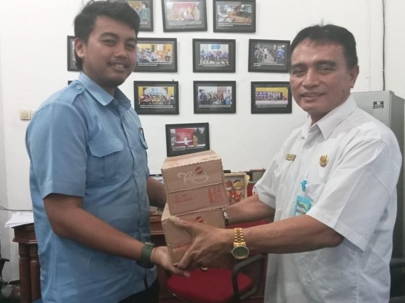 Puluhan PHL Terima Bingkisan Lebaran dari Kepala DKPUS Babel